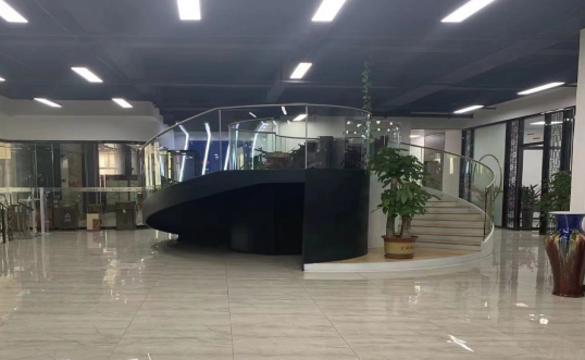 钢结构旋转楼梯的玻璃扶手是怎么安装的？--毅源钢构